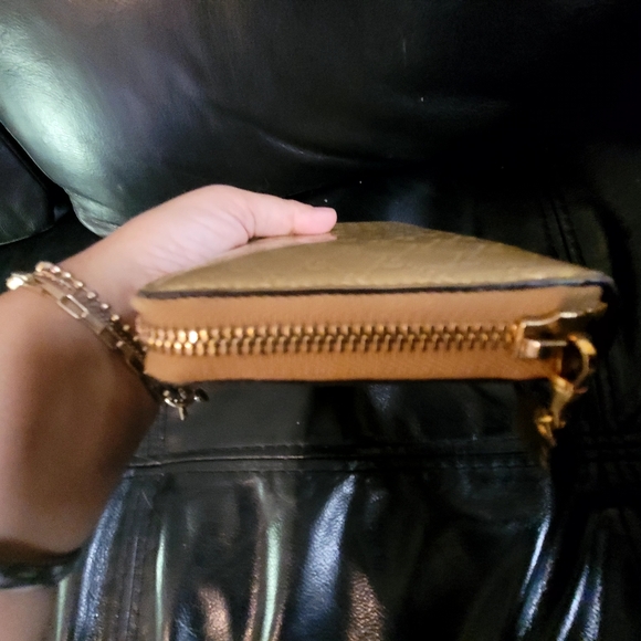 Authentic Gucci Gold Micro Guccissima Zip Around Wallet - Picture 5 of 17